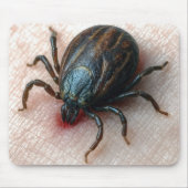 Close-up van een teek op de menselijke huid muismat (Voorkant)