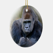 Close-up van gorilla liggend op gras keramisch ornament (Rechts)