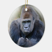 Close-up van gorilla liggend op gras keramisch ornament (Links)