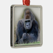 Close-up van gorilla liggend op gras metalen ornament (Rechts)