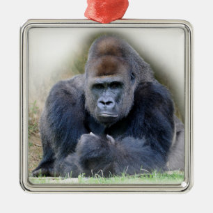 Close-up van gorilla liggend op gras metalen ornament