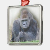 Close-up van gorilla liggend op gras metalen ornament (Links)