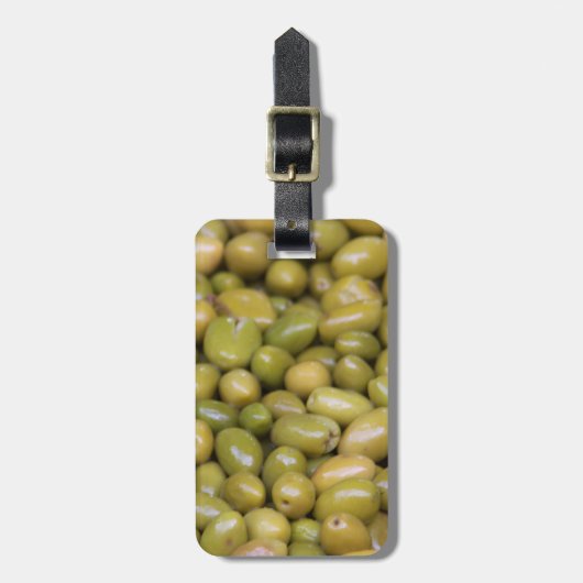 Close-up van groene olijven bagagelabel (Voorkant verticaal)