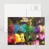 Close-up van kleurrijke miniatuur maskers in een n briefkaart (Voorkant / Achterkant)