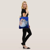 Close-up van Nautilus Tote Bag (Op model)