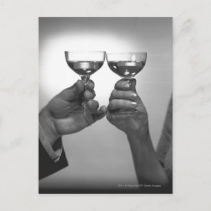 Close-up van paar toasting met witte wijn B&W Briefkaart