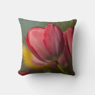 Close-up van rode en gele tulpen in de tuin kussen