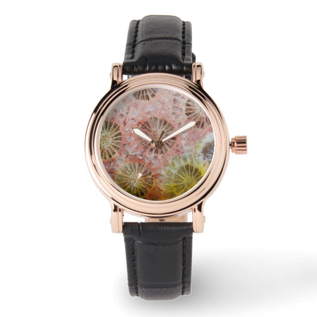 Close-up van roze koraal horloge (Voorkant)
