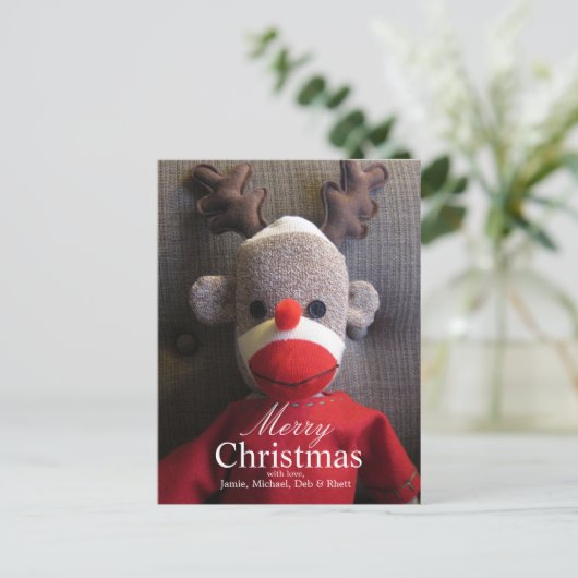 Close-up van sok aap gezicht met gewei, rood feestdagenkaart (Staand voorkant)