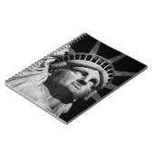 Close-up Zwart Wit Standbeeld Liberty New York Notitieboek (Linkerzijde)