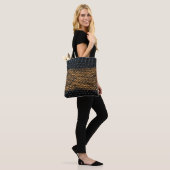 Close-up zwarte slang huidtextuur tote bag (Op model)