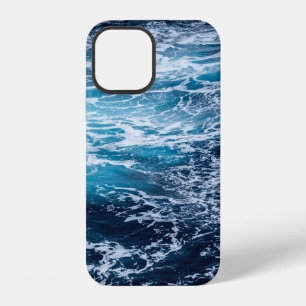 Close-upfoto van een rustig wateroppervlak iPhone 12 hoesje