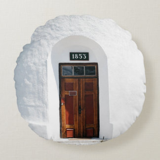 CLOSED 1852 WOODEN DOOR AT DAYTIME ROND KUSSEN