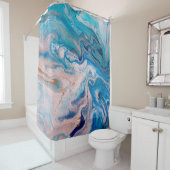 Closeup van gemengde blauwe en witte abstracte mar douchegordijn (In situ)