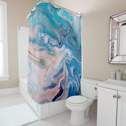 Closeup van gemengde blauwe en witte abstracte mar douchegordijn (In situ)