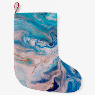 Closeup van gemengde blauwe en witte abstracte mar kleine kerstsok