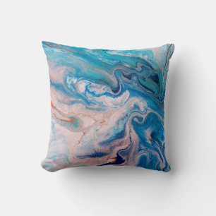 Closeup van gemengde blauwe en witte abstracte mar kussen