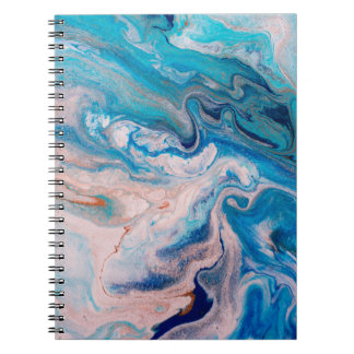 Closeup van gemengde blauwe en witte abstracte mar notitieboek