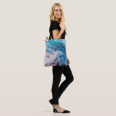 Closeup van gemengde blauwe en witte abstracte mar tote bag (Op model)