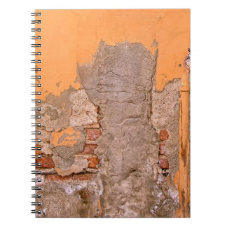 CLOSEUPFOTO VAN ORANJE EN GRIJWIELPAK NOTITIEBOEK