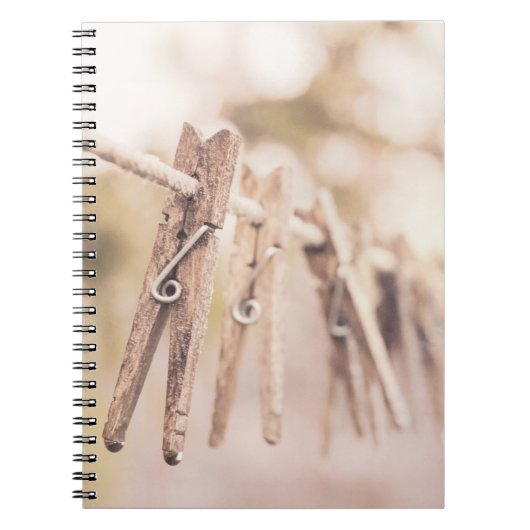 Clothespins op een Lijn Notitieboek (Voorkant)
