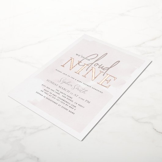 Cloud 9 Lichtroze Sky Waterverf Meisje Baby shower Folie Uitnodiging (Gedraaid)