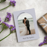 Cloud Gray Arch Weddenschap Foto's & Bedankt<br><div class="desc">Mooie en elegante foto bedankt je kaart om je trouwgasten te sturen. Dubbelzijdige bruiloft bedankt je kaart met twee foto's, één in een boogvormig lijst met LOVE en BEDANKT in een kromme. Hartelijk dank voor de cloudgrijze bruiloft met uw namen in een modern grijs penseelscript. Grijs en witte foto dank...</div>