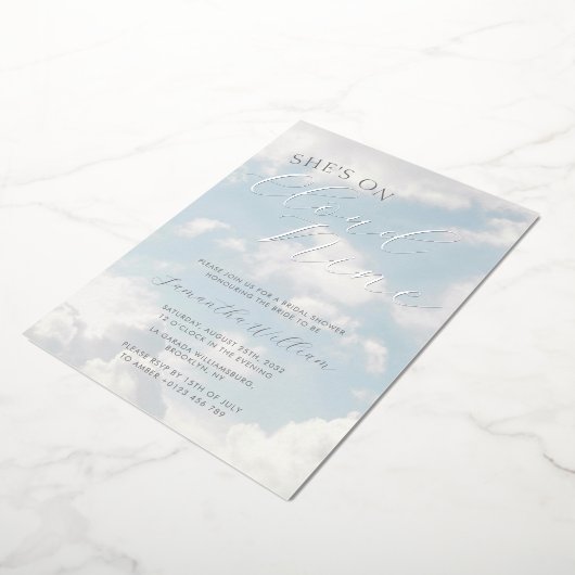 Cloud Nine Blue Cloudy Sky Modern Vrijgezellenfees Folie Uitnodiging (Gedraaid)