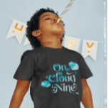 Cloud Nine Jongen Verjaardagsfeestje T-shirt<br><div class="desc">Schattige T-shirt voor het 9e verjaardagsfeestje van je zoontje! Waterverf illustratie van blauwe lucht met wolken en sterren. In de tekst staat "op cloud negen."</div>