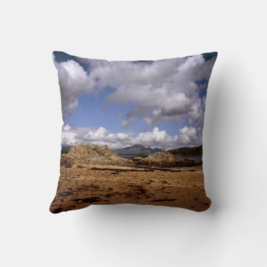 Cloud passeert Blabheinn Isle of Skye Scotland Kussen (Achterkant)