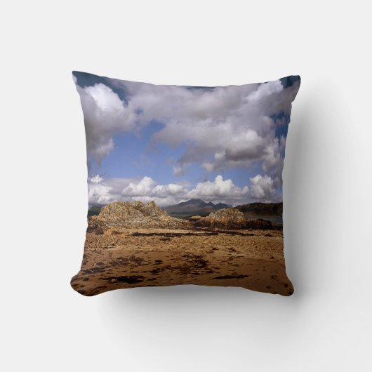 Cloud passeert Blabheinn Isle of Skye Scotland Kussen (Voorkant)