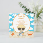 Cloudy Beach Boy in the Sand Birthday Invitation Kaart (Staand voorkant)