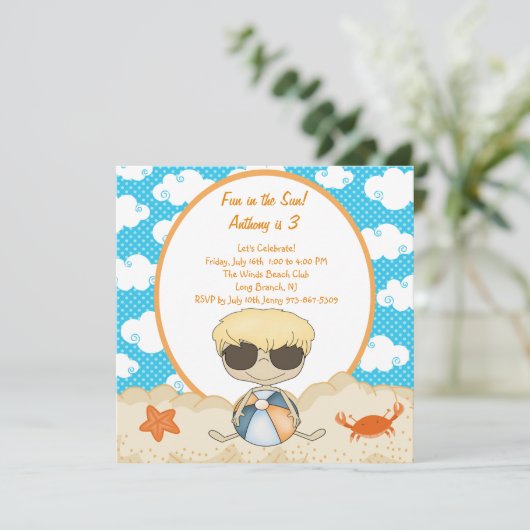 Cloudy Beach Boy in the Sand Birthday Invitation Kaart (Staand voorkant)