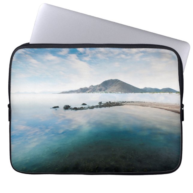 Cloudy Blue Sky dat in het meer tot uitdrukking ko Laptop Sleeve (Voorkant)
