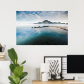 Cloudy Blue Sky dat in het meer tot uitdrukking ko Poster (Thuiskantoor)