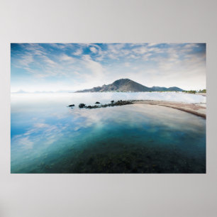 Cloudy Blue Sky dat in het meer tot uitdrukking ko Poster