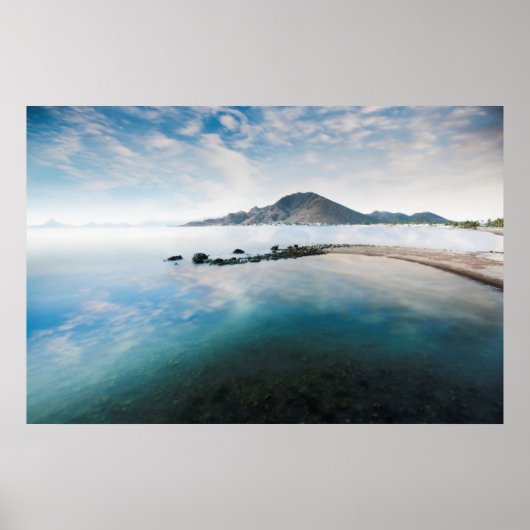 Cloudy Blue Sky dat in het meer tot uitdrukking ko Poster (Voorkant)