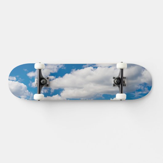 Cloudy blue sky skateboard (Horizontaal)