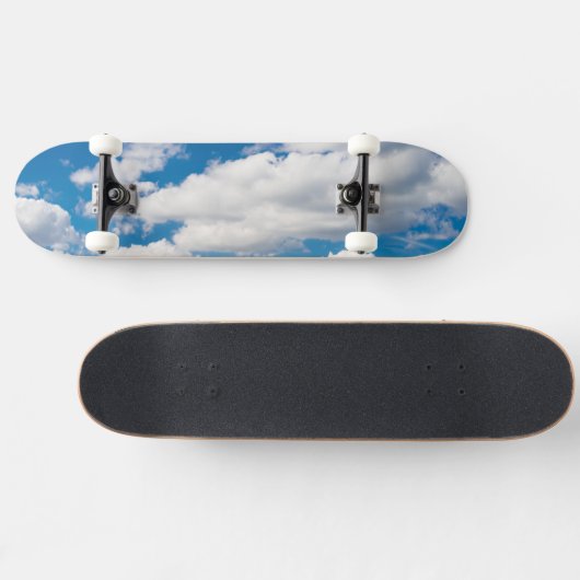 Cloudy blue sky skateboard (Horizontaal)