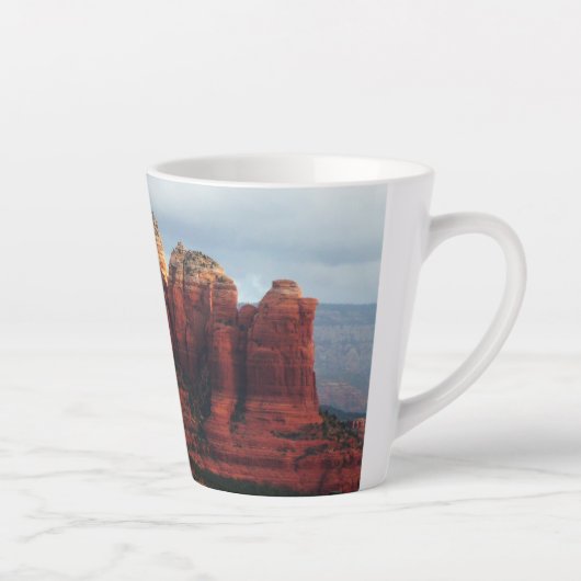Cloudy Coffee Pot Rock in Sedona Arizona Latte Mok (Rechts)
