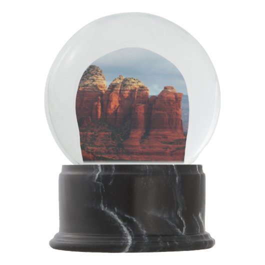 Cloudy Coffee Pot Rock in Sedona Arizona Sneeuwbol (Voorkant)