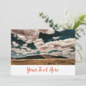 Cloudy Day Field Mountains Invitation Kaart (Staand voorkant)
