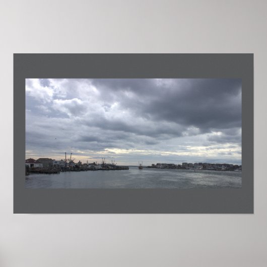 Cloudy Day Waterscape Photo Poster (Voorkant)