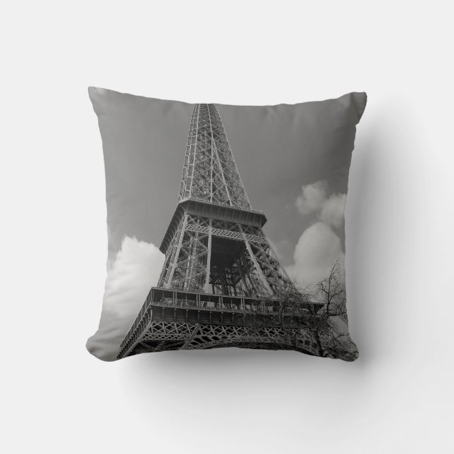 Cloudy Eiffel in Black and White, 2015 Kussen (Voorkant)