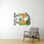 Clover Pup Love - St. Patrick's Day Dog Design Wandkleed (In Situ (horizontaal))