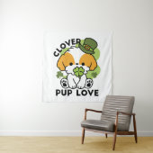 Clover Pup Love - St. Patrick's Day Dog Design Wandkleed (In situ)