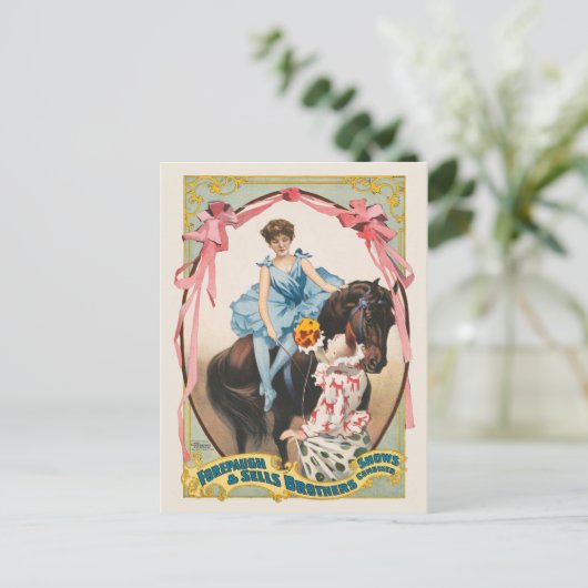 Clown die bloemen overhandigt aan een vrouw te paa briefkaart (Staand voorkant)