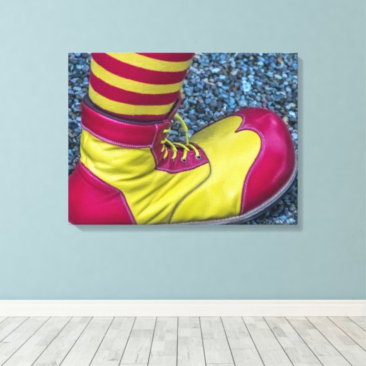Clown schoen canvas print (Insitu (Houten vloer))