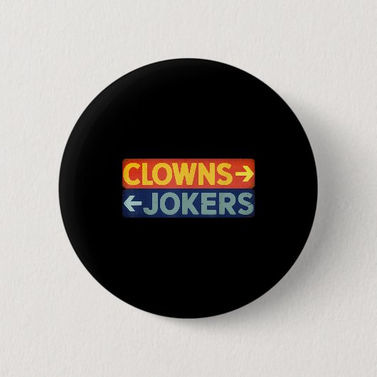 Clowns rechts, grappenmakers links, grappige retro ronde button 5,7 cm (Voorkant)