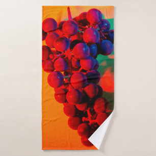 Cluster blauwe druif in oranje neonlicht. Voedsel Badhanddoek